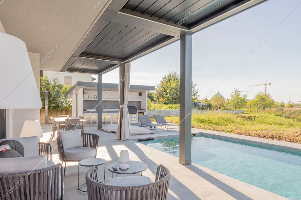 Piscina della villa Warta, location in stile contemporaneo a Monza