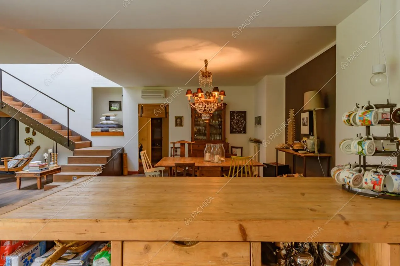 Dalla credenza della cucina vista sul tavolo da pranzo in legno