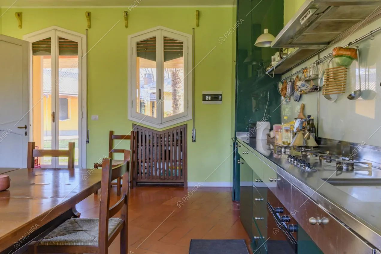 Tavolo da pranzo nella cucina dalle pareti verdi in stile country