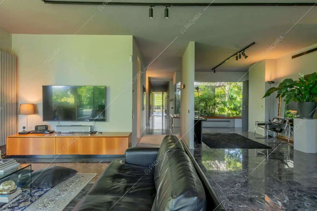 Zona living della villa Biotite, location in stile moderno a Verona