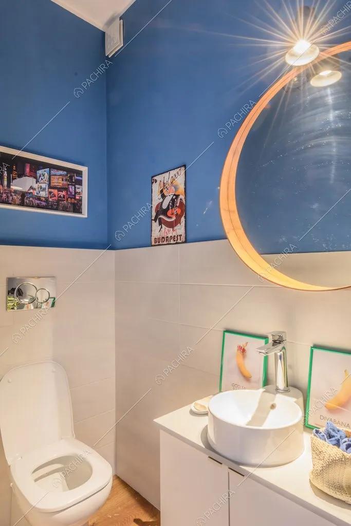 Bagno con pareti azzurre e bianche