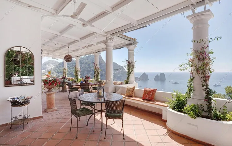 Veranda della villa Oder, location in stile classico a Napoli