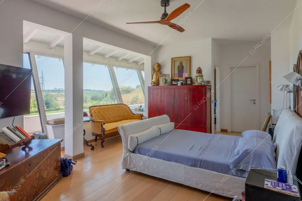 Luminosa camera da letto della villa Arafura, location in stile contemporaneo a Roma