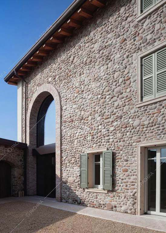 Esterni in pietra della villa Ghibli, location in stile contemporaneo a Verona
