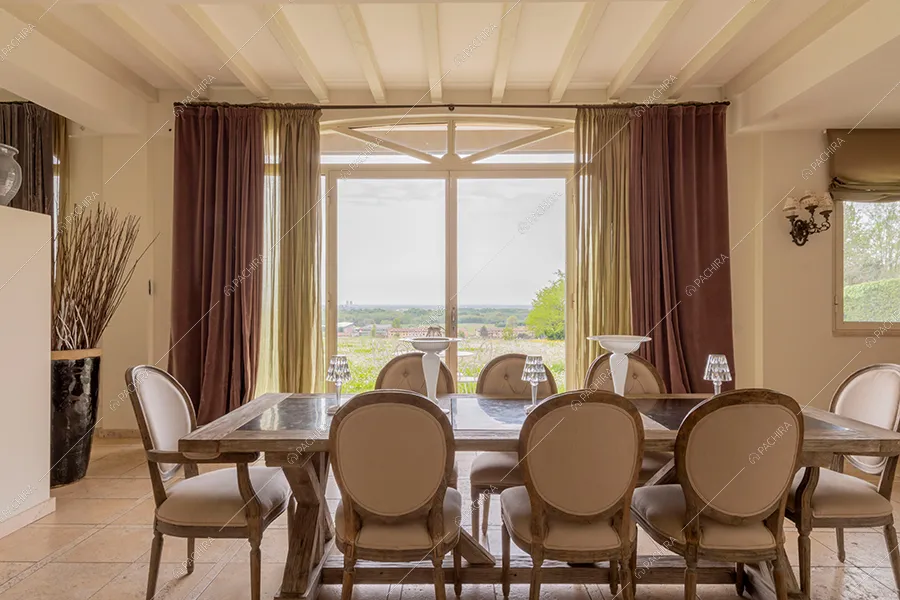 Sala da pranzo della villa Mississipi, location in stile rustico a Monza