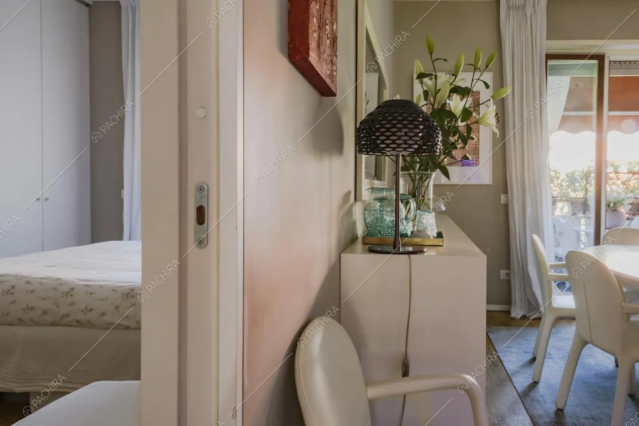 Mobile bianco con lampada e vaso di fiori
