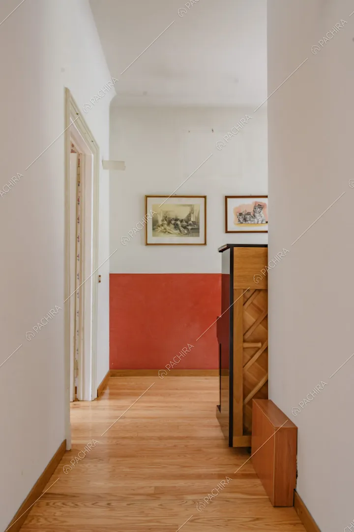 Pavimento in parquet e parete rossa e bianca