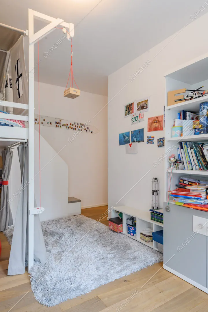 Pavimento in parquet nella camera da letto dei bambini con pareti bianche
