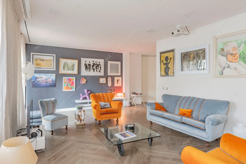 Pavimento in parquet nella sala dell'appartamento Sonora, location in stile contemporaneo a Roma