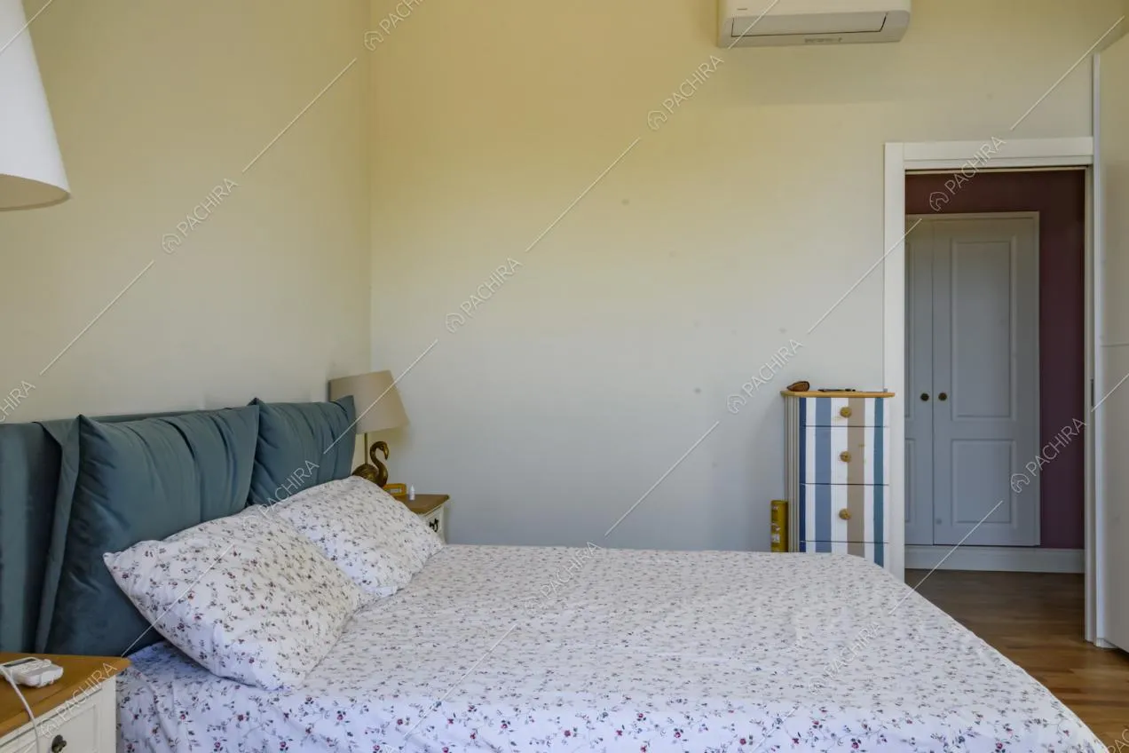 Letto matrimoniale e mobiletto a righe colorate con cassetti
