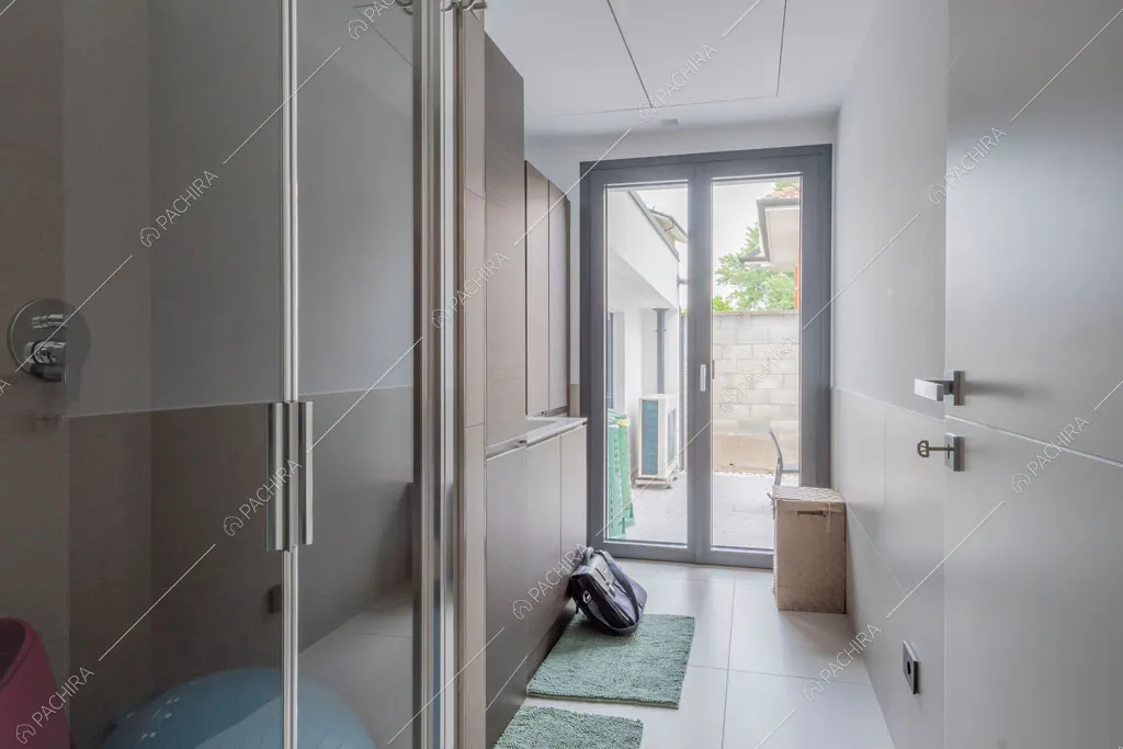 Bagno con box doccia della villa Diosma, location in stile moderno a Milano