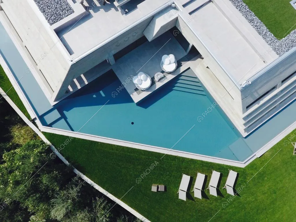 Sdraio e poltrone da giardino intorno alla piscina 