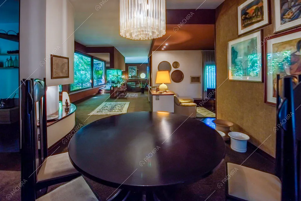 Tavolo da pranzo rotondo e sedie di design nella grande zona living