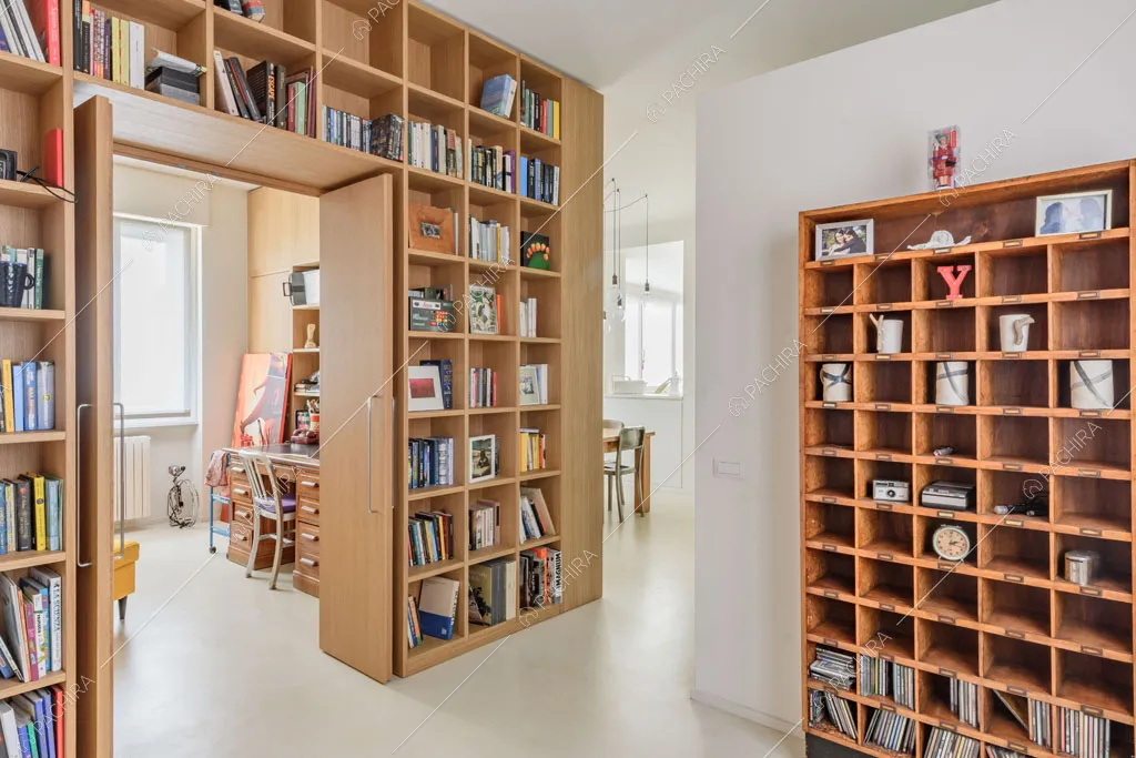 Libreria a ponte dell'appartamento Papagayo, location in stile contemporaneo a Milano