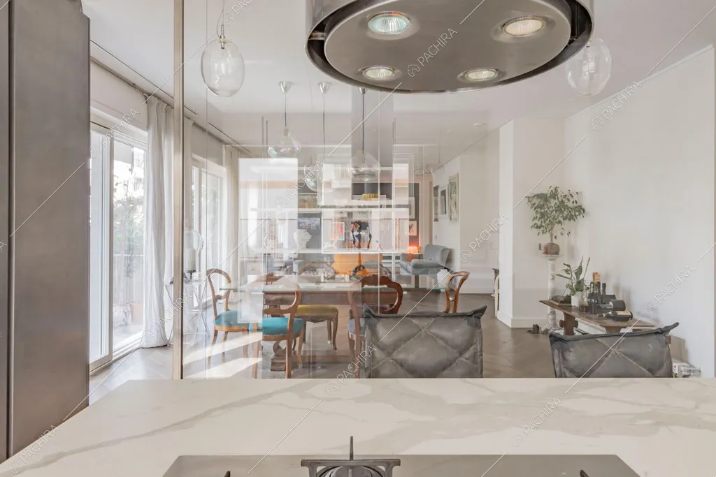 Fornelli a gas sulla penisola della cucina dell'appartamento Sonora, location in stile contemporaneo a Roma
