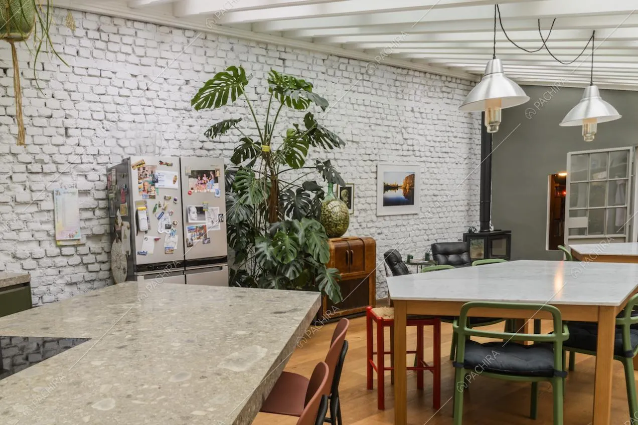 Cucina con isola dal piano in marmo e vista sulla sala da pranzo