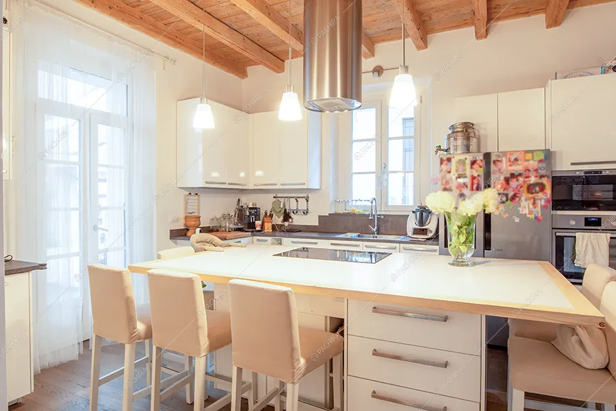 Cucina a isola della villa Dioptasio, location in stile moderno a Monza