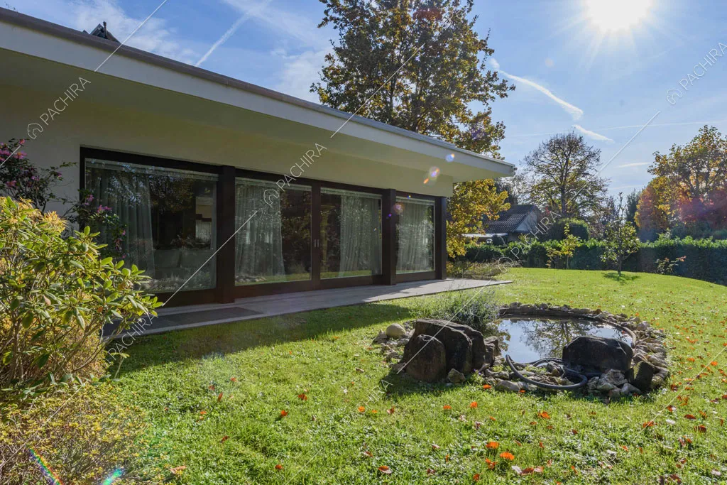 Grande giardino con piccolo lago e vista sulle vetrate della location