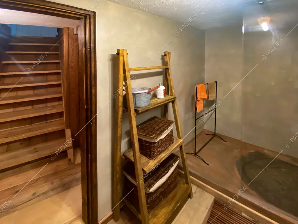Box doccia nel bagno dello chalet Thar, location in stile rustico ad Aosta