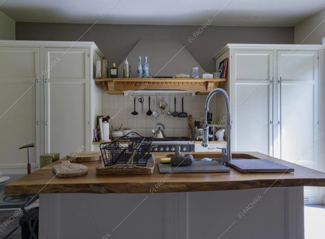 Cucina a isola con piano da lavoro in legno e fornelli a gas