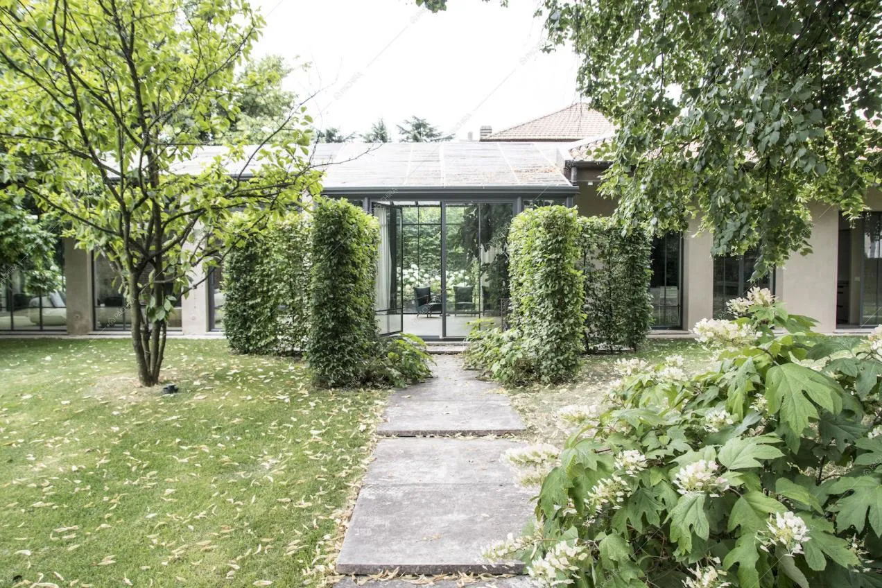 L'ingresso della villa con vialetto che attraversa il giardino