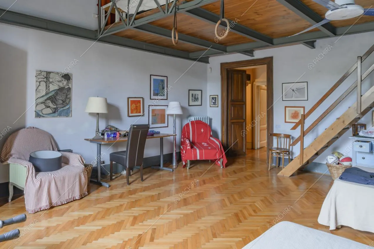 Poltrone vintage ai lati della piccola scrivania e soppalco