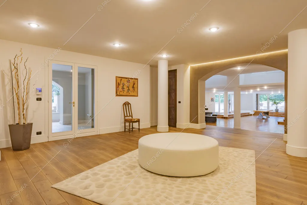 Pavimento in parquet nell'atrio della villa Bris, location in stile contemporaneo a Torino