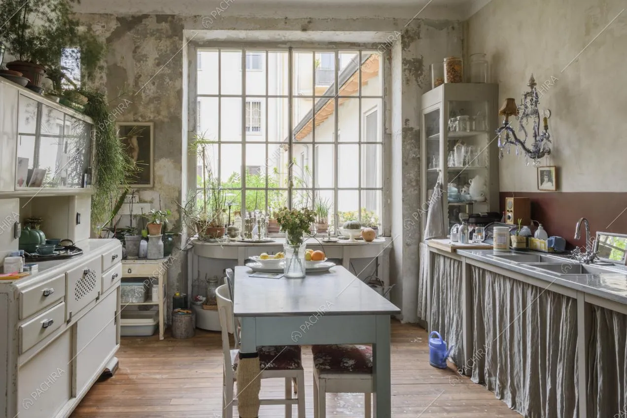 Tavolo al centro della cucina di fronte all'ampia vetrata