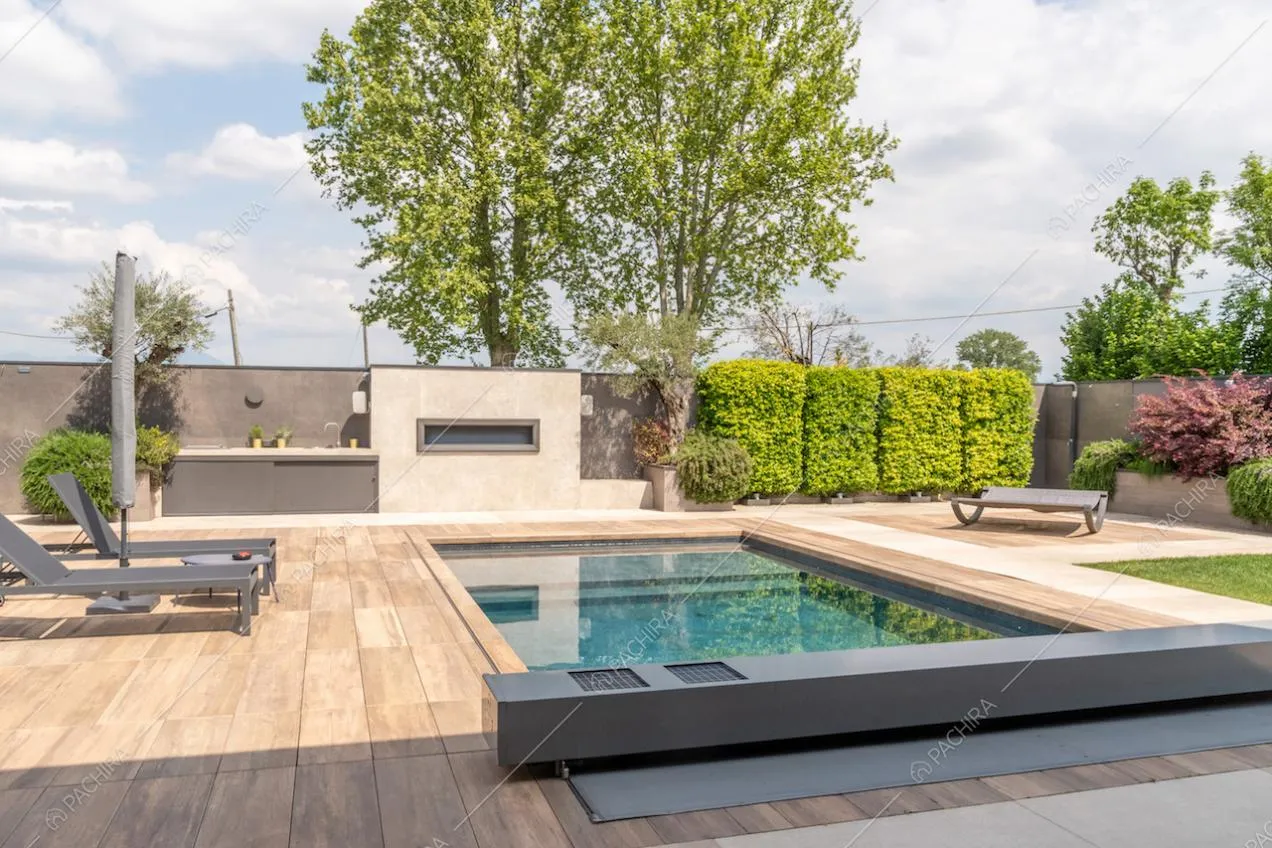 Piscina e pavimentazione in parquet da esterni nel giardino della location