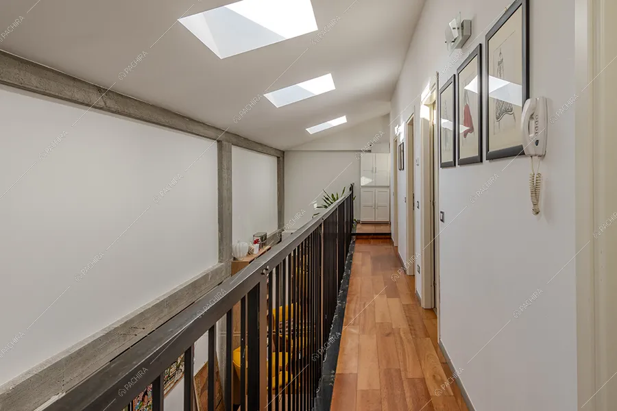Corridoio del loft Tocantis, location in stile moderno a Milano