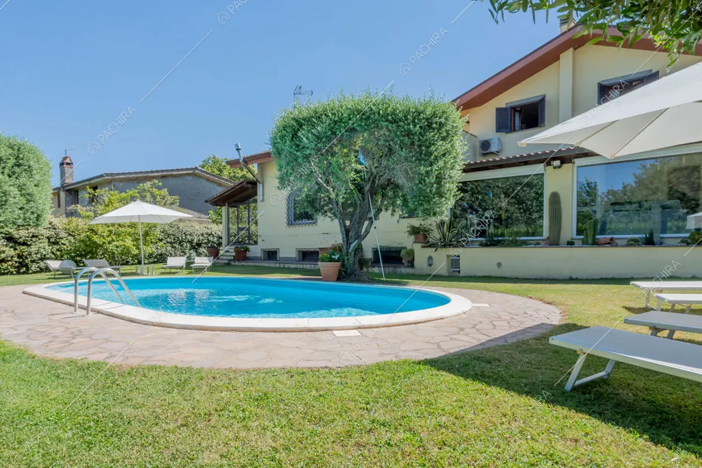 Piscina della villa Cassava, location in stile contemporaneo a Roma