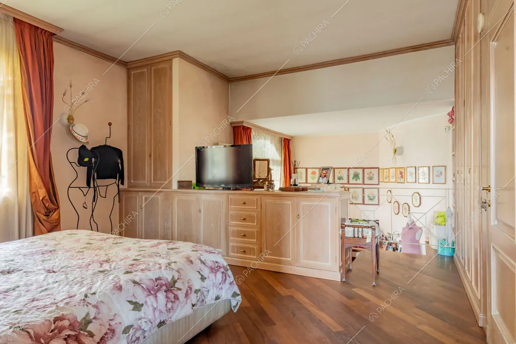 Camera da letto della villa Ararat, location in stile classico a Milano