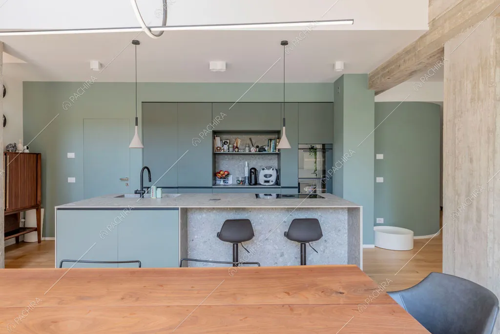 Cucina a vista del loft Fenice, location in stile contemporaneo a Milano