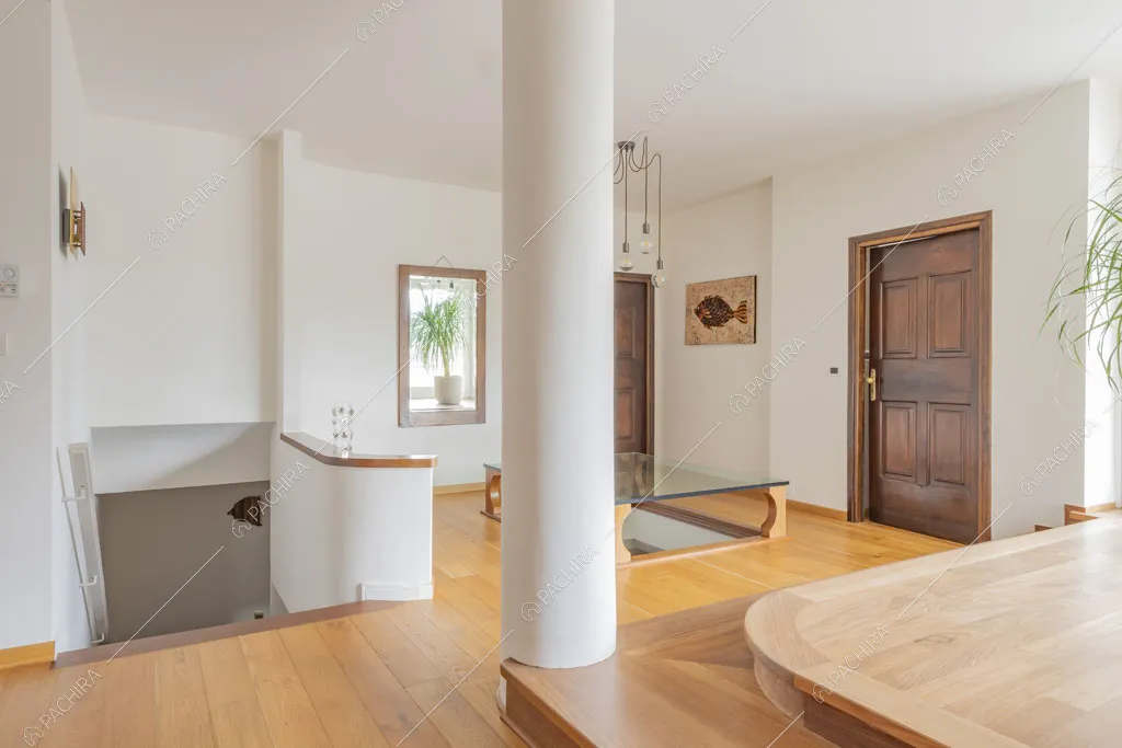 Atrio con pareti bianche e vista sulle scale della villa Bris, location in stile contemporaneo a Torino