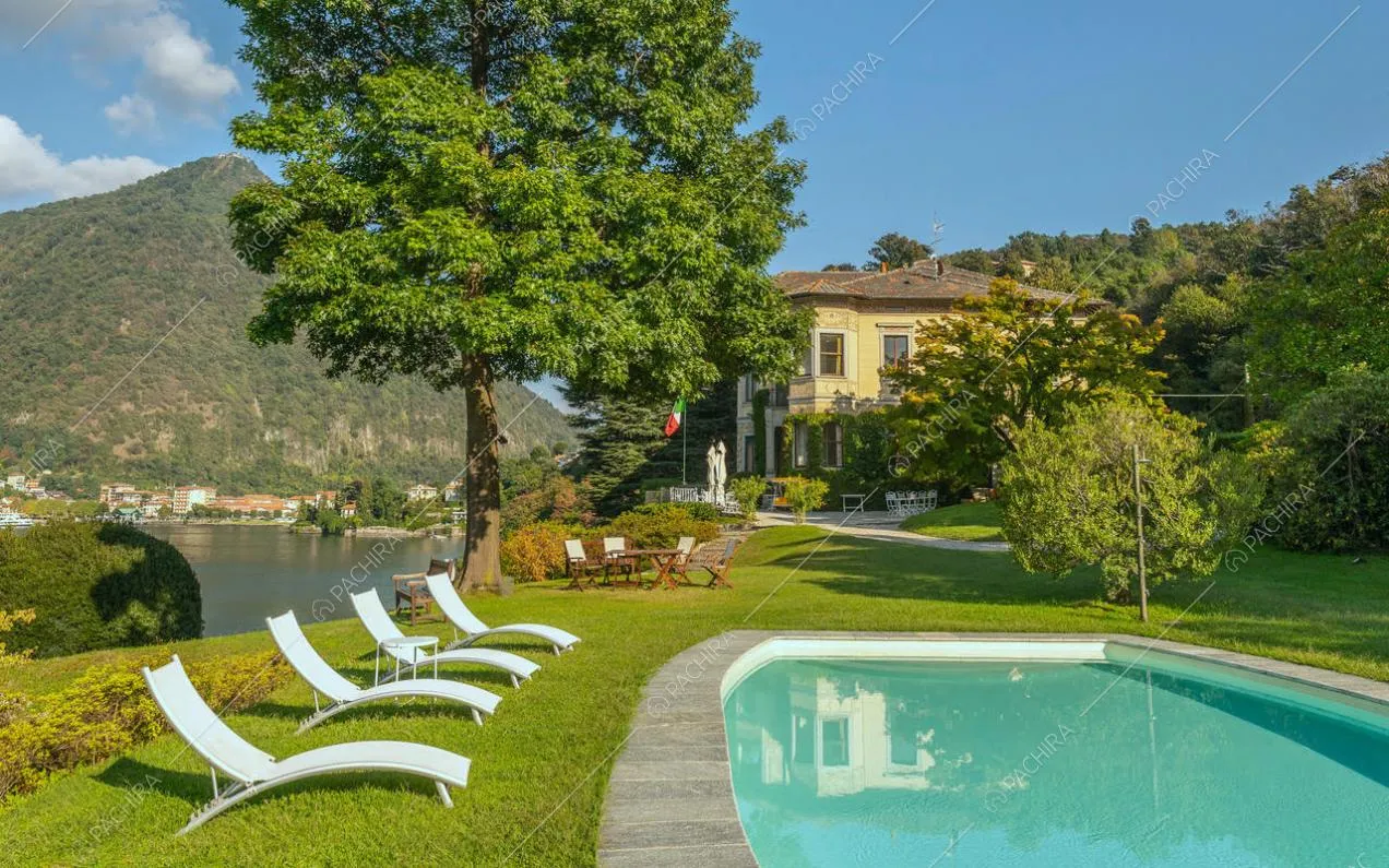 La piscina della villa immersa nel verde