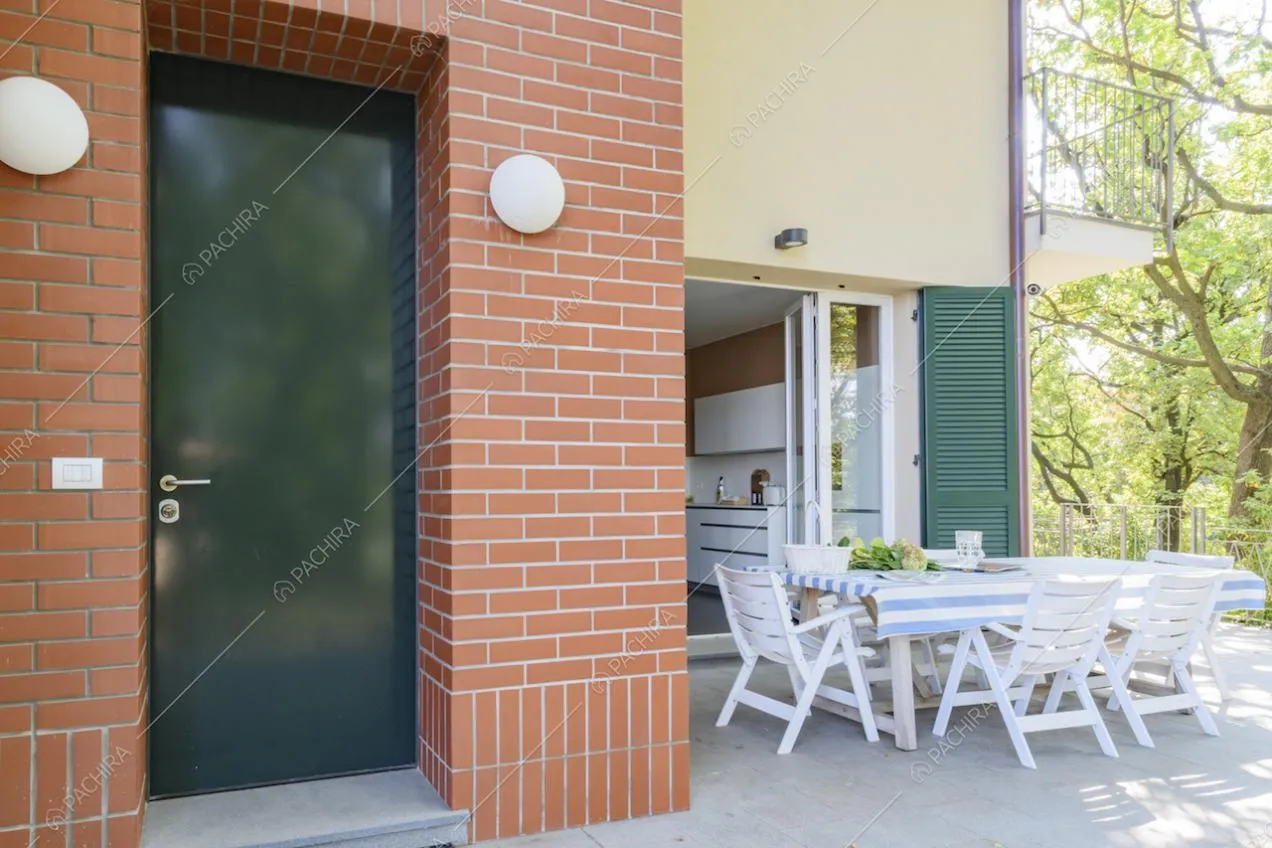 Porta d'ingresso della villa e vista sulla cucina dall'esterno