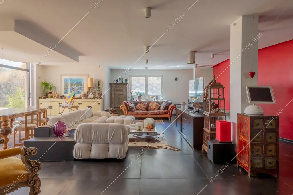 Parete rossa nella sala della villa Arafura, location in stile contemporaneo a Roma