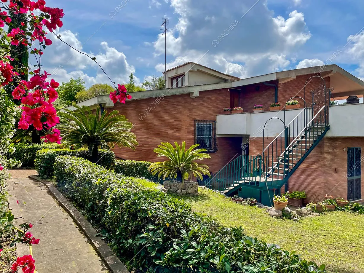 Esterni della villa Apatite, location in stile classico a Roma