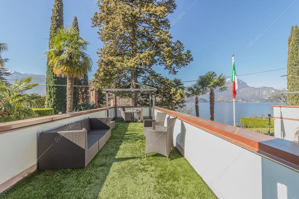 Terrazza con vista sul lago della dimora storica Chewe, location in stile contemporaneo a Lecco