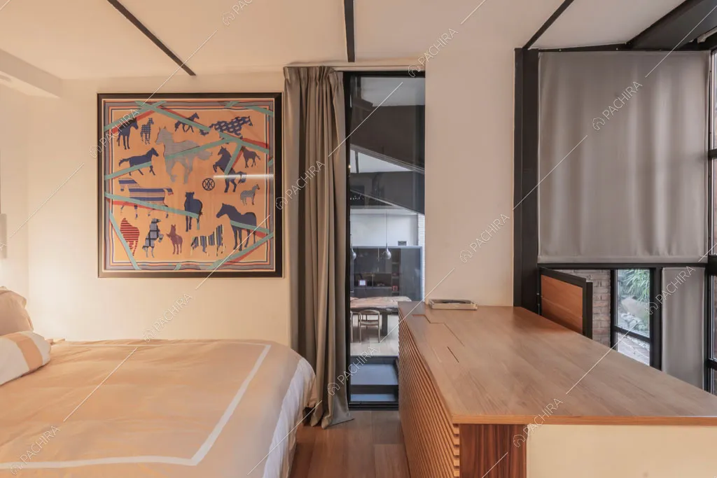 Pareti bianche nella camera da letto del loft Berillio, location in stile contemporaneo a Roma