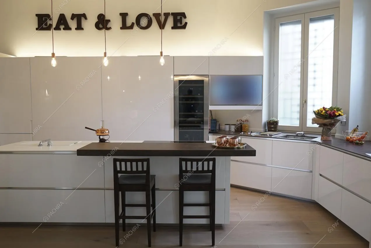 Cucina a vista total white e sgabelli alti in legno