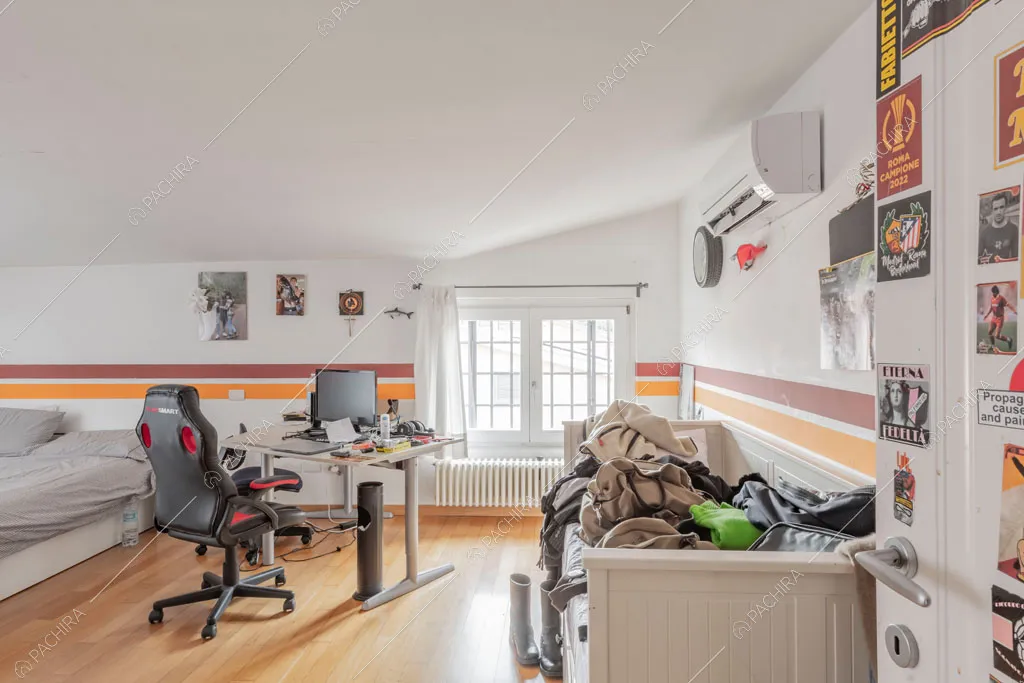Camera da letto con pavimento in parquet della villa Bauxite, location in stile moderno a Roma