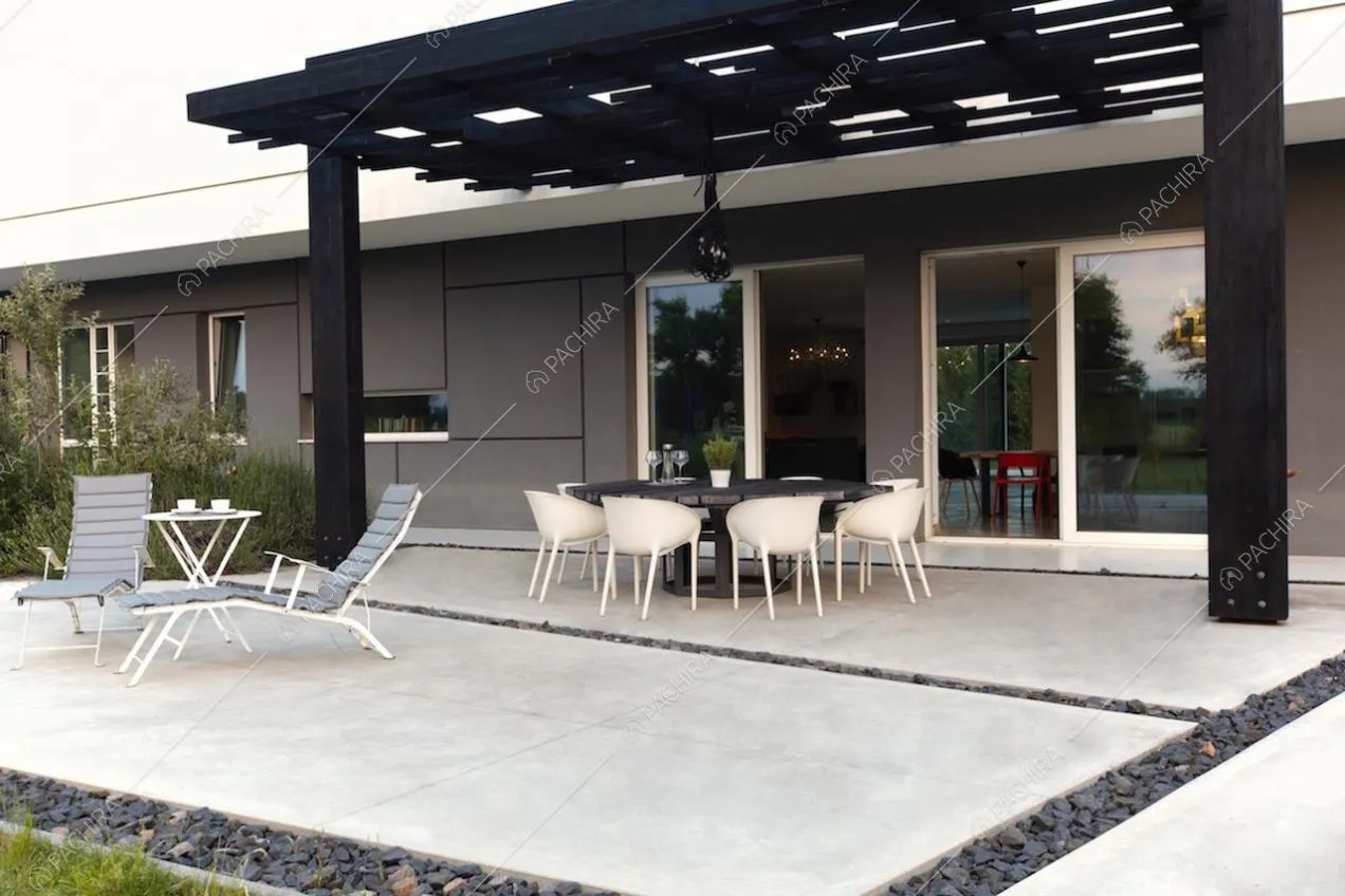 Patio con tavolo da pranzo e sedie sdraio
