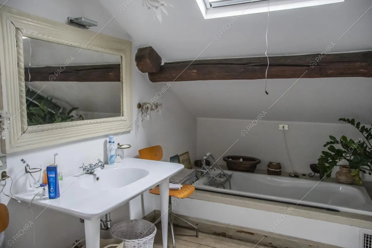 Lavandino con grande specchio rettangolare e vasca da bagno