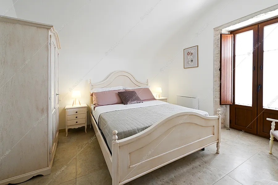 Camera da letto della masseria Khamsin, location in stile rustico a Taranto