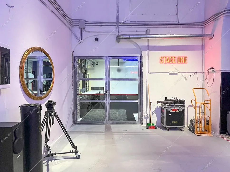 Atrio del teatro di posa Erebus, location in stile contemporaneo a Roma