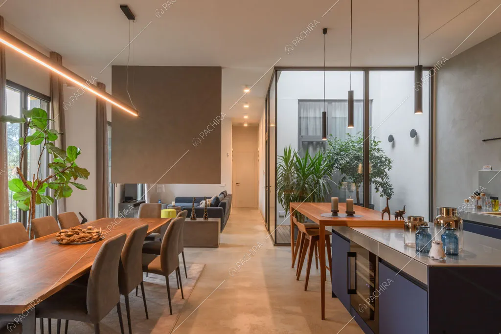 Zona living con cucina a isola dell'appartamento Fiore di porro, location in stile minimal a Monza