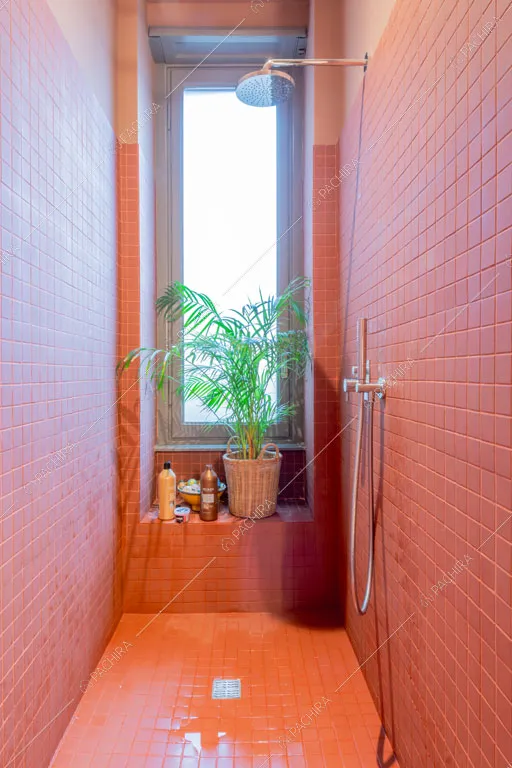 Bagno dell'appartamento Indo, location in stile contemporaneo a Milano