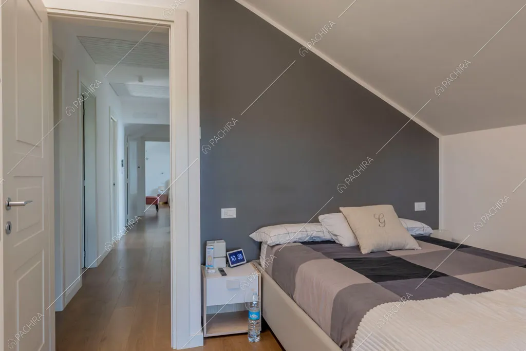 Camera da letto della villa Orinoco, location in stile contemporaneo a Roma