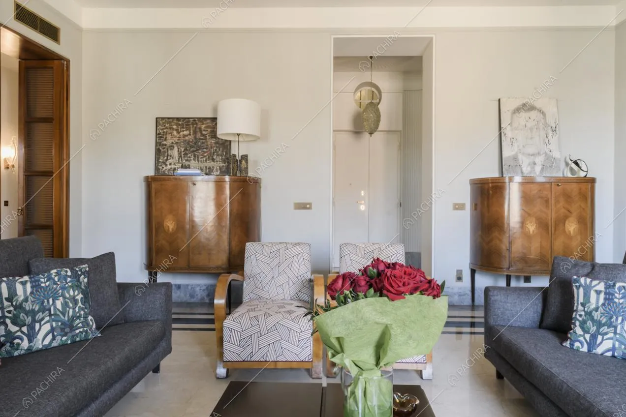 Zona living con vista sulla parete d'ingresso